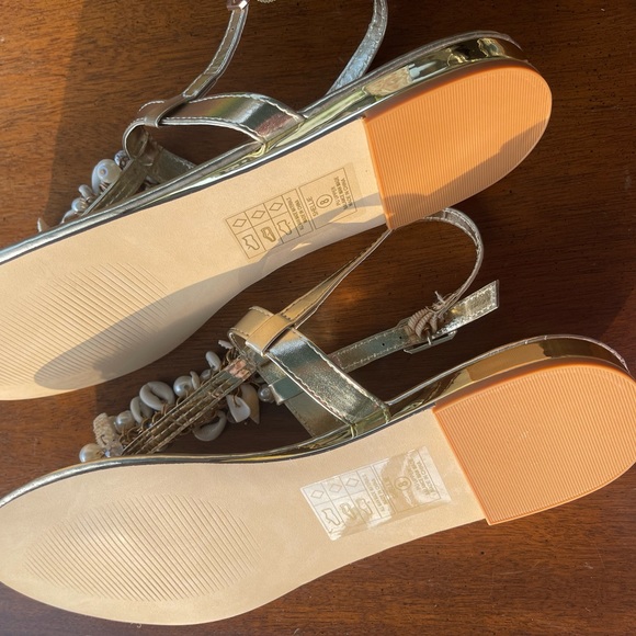 NEW Gold Sandals embellished with shells - Picture 4 of 8